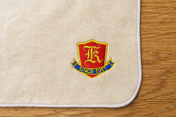 川崎市立川崎高校PTA様のご依頼でエンブレムを多色刺繍した卒業記念品ハンドタオルの制作事例